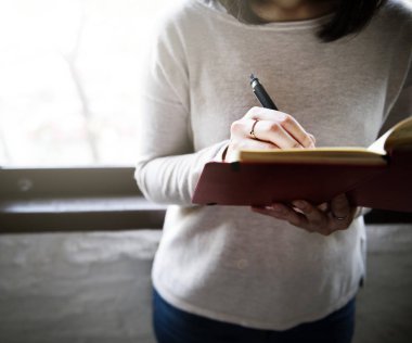 Deftere yazan kadın.