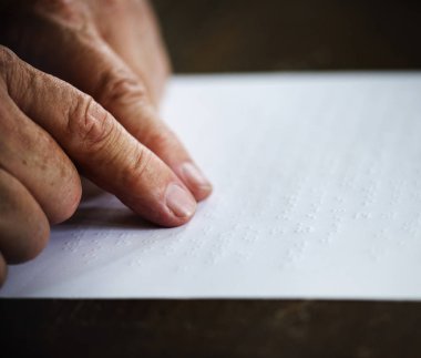 Okuma braille dokunmadan eller closeup mektuplar, özgün photoset
