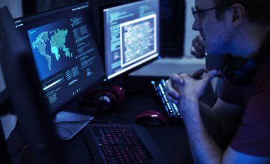 Bilgisayar programı üzerinde çalışan programcılar, orijinal fotoset