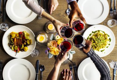 Üstten Görünüm üzerinde insanlar alkış ile şarap Glasse birlikte restoranda özgün photoset