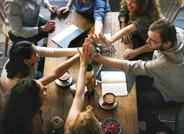 İnsanlar el ele tutusun 