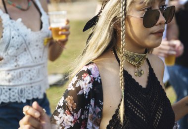 Farklı bir grup insan bir yolculuğa ve Festivali, özgün zevk photoset