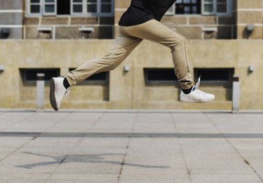 Genç adam Üniversitesi Kampüs Binası, özgün önünde atlama photoset