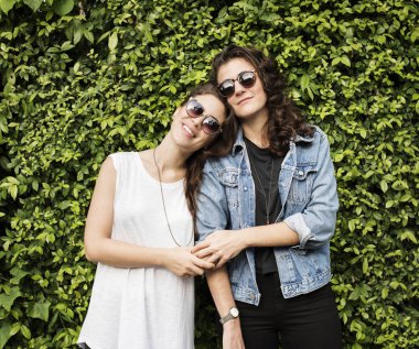 Lezbiyen çift birlikte vakit geçiriyor.