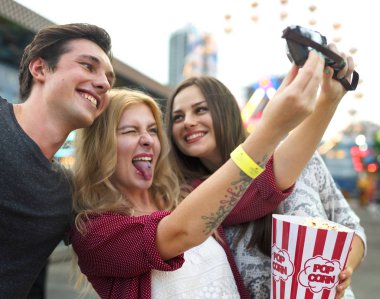 Arkadaşlar iyi eğlenceler eğlence parkı