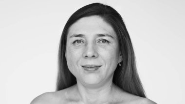 kadın stüdyoda poz