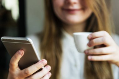 Kahve dükkanında genç beyaz kadın