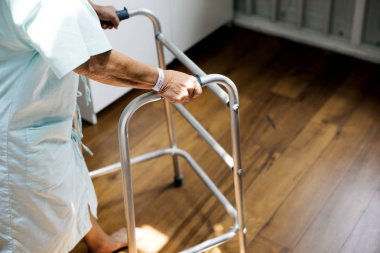 Yaşlı hasta kurtarma sürecinde, orijinal photoset