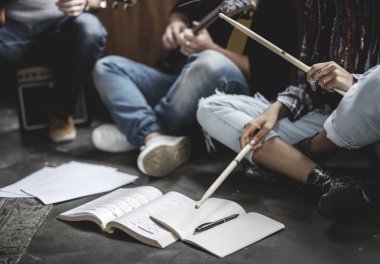 Grup arkadaşları önümüzdeki onların konser için özgün prova photoset