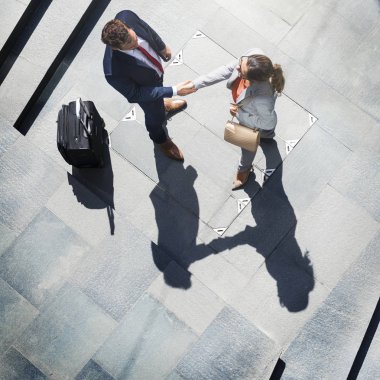 iş adamları iş tartışıyor