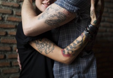 Tutkuyla kucaklayan Çift