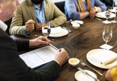 İnsanlar restoranda yemek yiyor.  