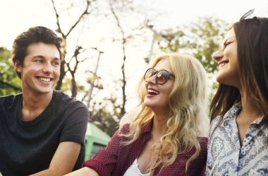 arkadaşlarım eğlence parkı içinde