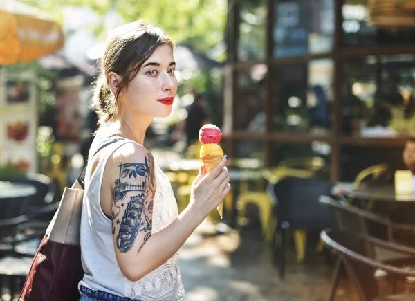 Молода жінка з морозивом — стокове фото