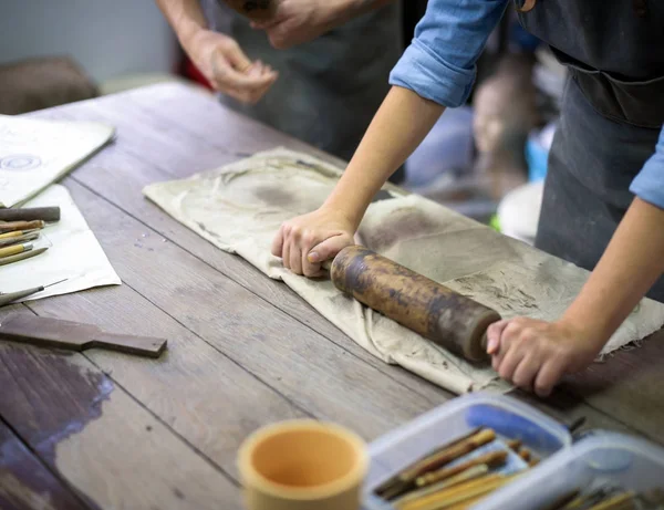 Lavorare artigiano in uno studio di ceramica — Foto Stock