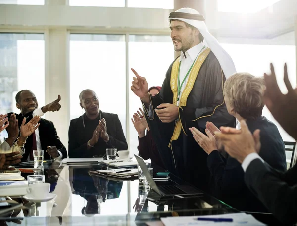 Hombre Negocios Árabe Presentándose Encuentro Fotoset Original — Foto de Stock