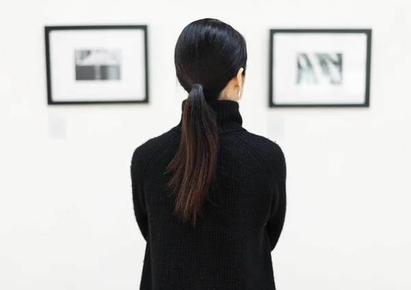 Vista Posterior Mujer Mirando Imágenes Exposición Arte Fotoset Original — Foto de Stock