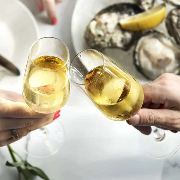 Paar verabredet sich in Restaurant — Stockfoto