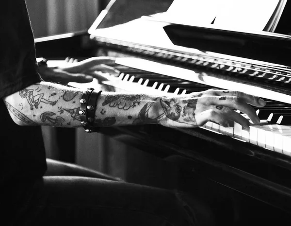 Πιανίστας εξάσκηση για πιάνο — Φωτογραφία Αρχείου