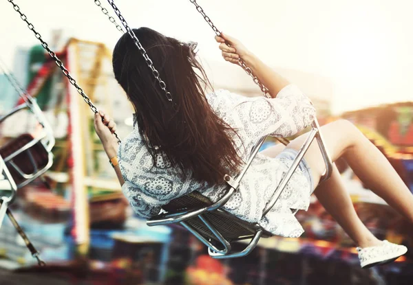 Dziewczyna jazda na swing — Zdjęcie stockowe