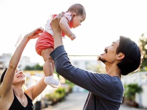 Keluarga berjalan dengan bayi di luar ruangan — Stok Foto