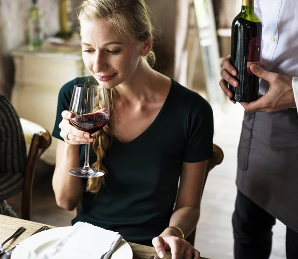 Frau Verkostet Rotwein Einem Noblen Restaurant Originelle Fotosets — Stockfoto