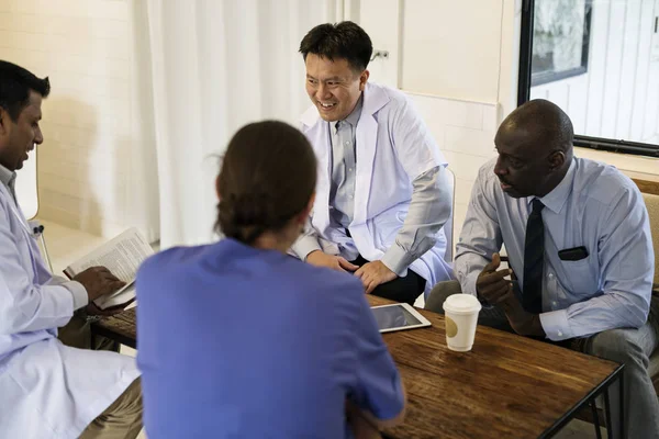 Grupo Médicos Diversos Teniendo Una Discusión Fotoset Original — Foto de Stock