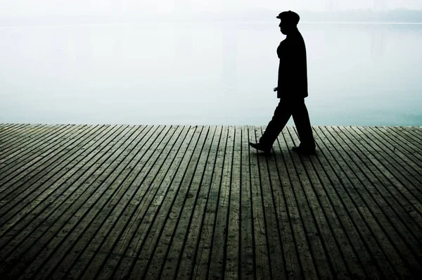Uomo Cinese Che Cammina Sul Lungomare Fotoset Originale — Foto Stock