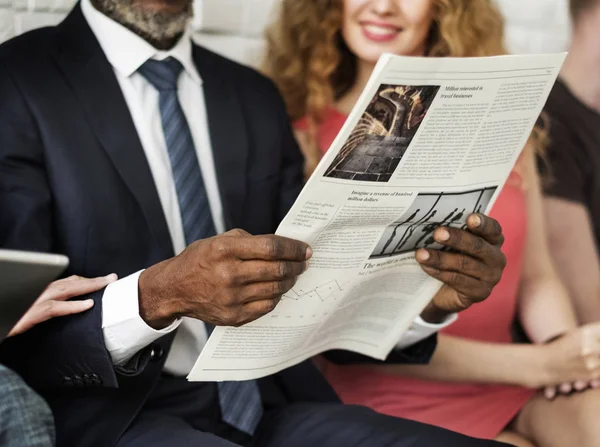 Uomini Affari Che Leggono Giornali Foto Originali — Foto Stock