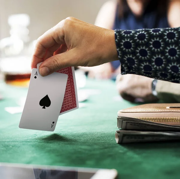 Adultos jugando a las cartas y socializando — Foto de Stock