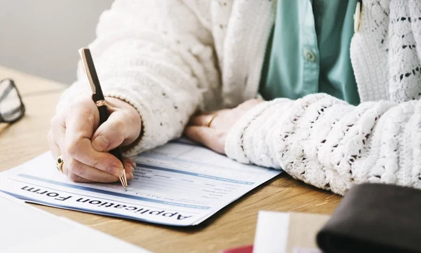 Persoon Met Aanvraagformulier Aan Tafel — Stockfoto