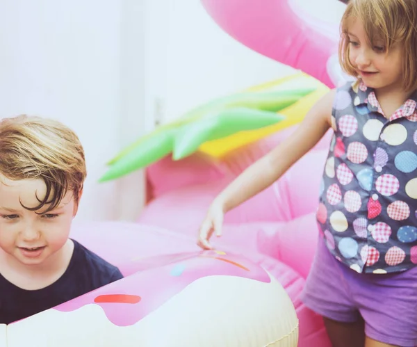 Kid kleurrijke vaste voetring samenspelen — Stockfoto