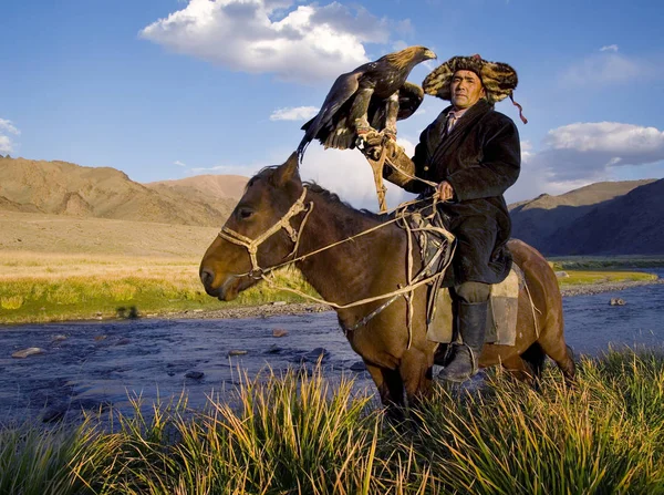 Kazakh men hunt foxes and wolves — Stock Photo, Image