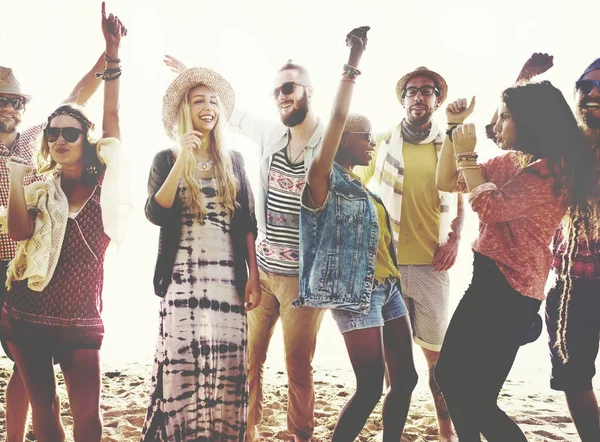 Amigos divertirse en la playa — Foto de Stock