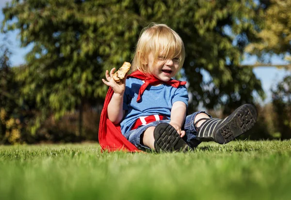 Superhrdina Malého Chlapce Hrát Parku Pojem Štěstí Originál Sada Fotek — Stock fotografie