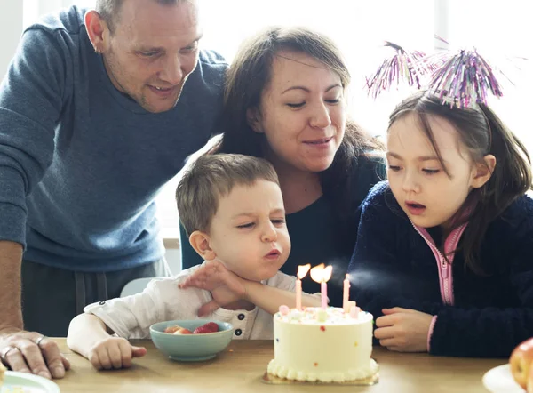 Gyerek Ünneplése Születésnapi Családjával Eredeti Photoset — Stock Fotó