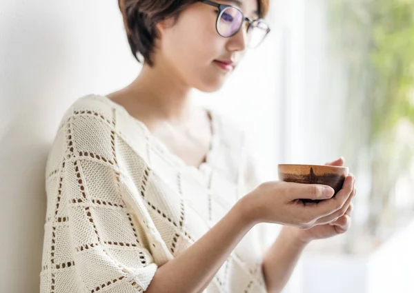 Asiática linda chica con té taza — Foto de Stock