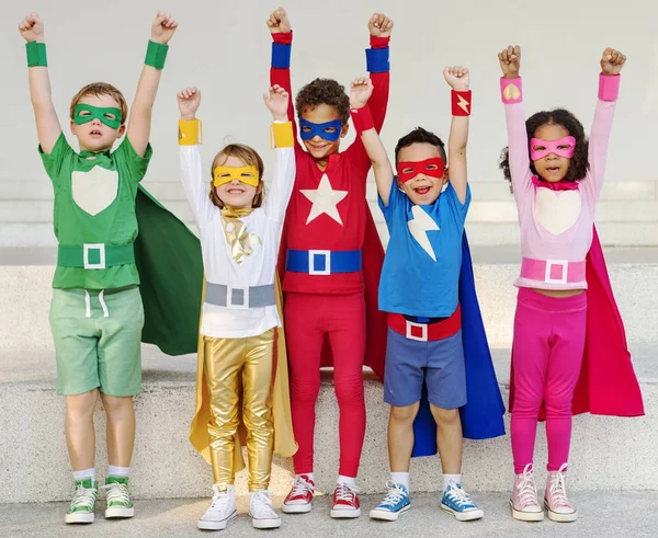 Entzückende Kinder in Superheldenkostümen — Stockfoto