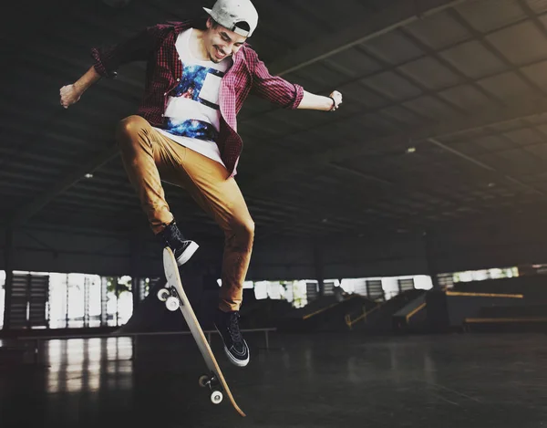 Man doet de truc op skateboard — Stockfoto