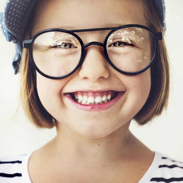 Το χαριτωμένο μικρό κορίτσι με τα γυαλιά — Φωτογραφία Αρχείου