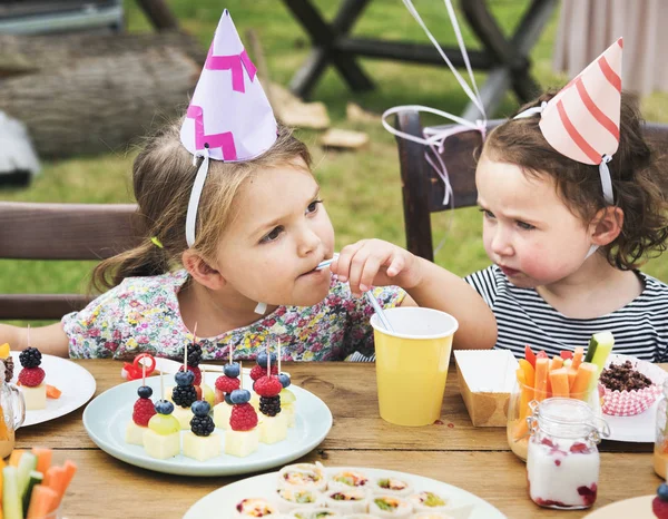 Niños en la fiesta de cumpleaños — Foto de Stock