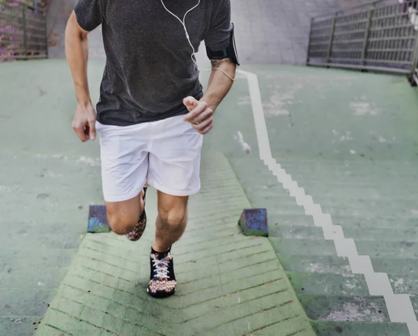 En man som jogging i staden — Stockfoto