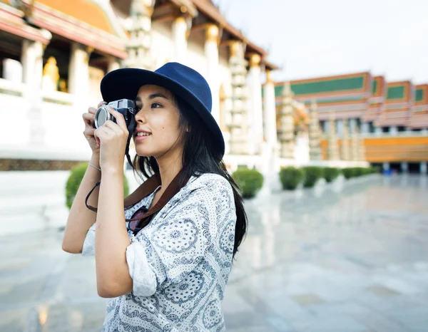 Mujer asiática en sombrero negro — Foto de Stock