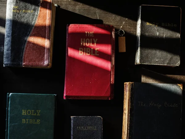 木桌上的圣经书 — 图库照片