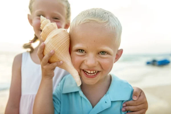 一个白种孩子的海贝壳概念 Photoset — 图库照片