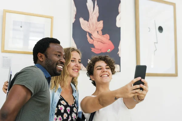 Άνθρωποι Κάνουν Selfie Έκθεση Ζωγραφικής Πρωτότυπα Photoset — Φωτογραφία Αρχείου