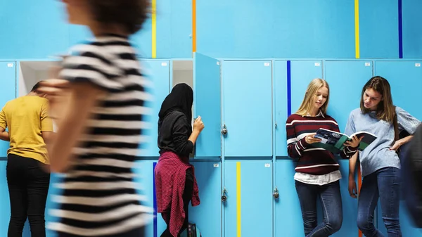 Studenti Che Aprono Armadietti Camminano Nel Corridoio Della Scuola Fotoset — Foto Stock