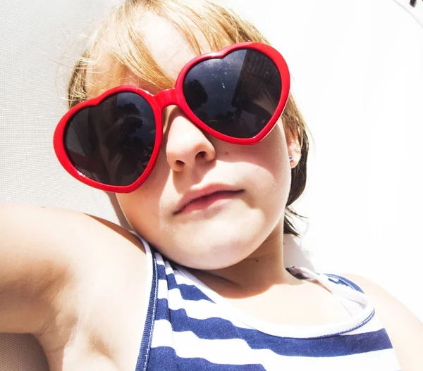 Nahaufnahme Eines Jungen Kaukasischen Mädchens Beim Sonnenbad Mit Sonnenbrille Originelle — Stockfoto