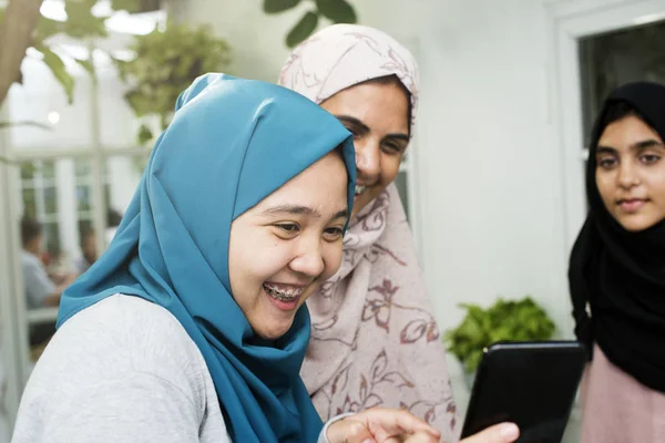 Grupp Elever Som Använder Mobiltelefon Koncept Ursprungliga Fotosätta — Stockfoto