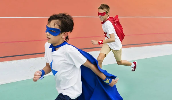 Dva Chlapci Běhání Kostýmy Superhrdinů Originální Sada Fotek — Stock fotografie